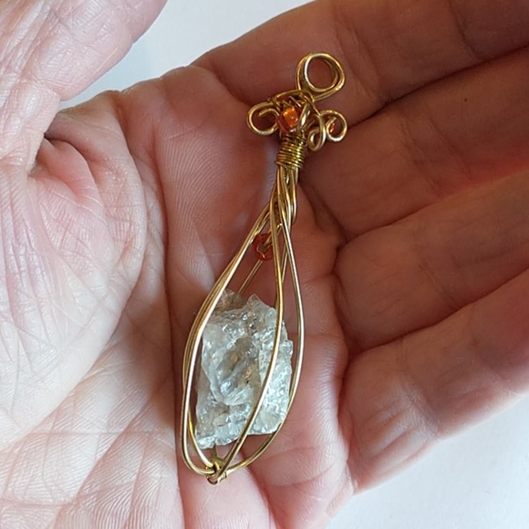 🇨🇦Crystal Quartz Pendant - Picture 3 of 3